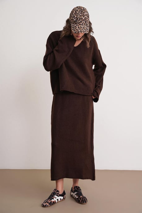 V-neck Knitwear Sweater & Skirt Co-ord Set - Image 3