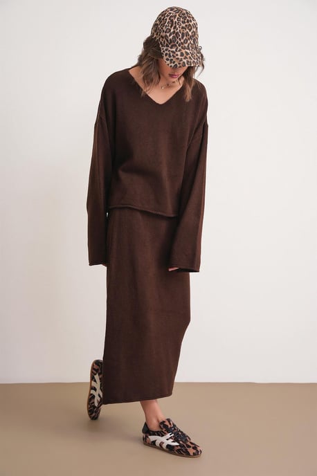 V-neck Knitwear Sweater & Skirt Co-ord Set - Image 4