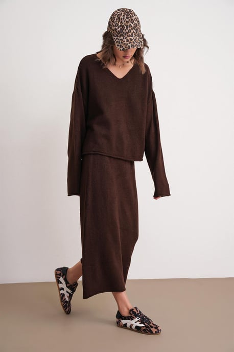 V-neck Knitwear Sweater & Skirt Co-ord Set - Image 5