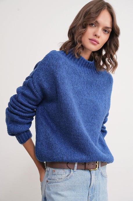 Relaxed Fit Crew Neck Thick Knit Sweater - Image 4