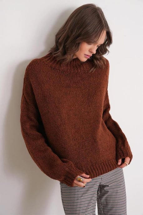 Relaxed Fit Crew Neck Thick Knit Sweater - Image 4