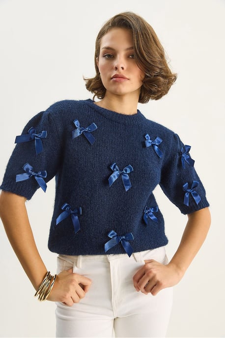 Stickad crew neck-tröja med rosett - Image 4