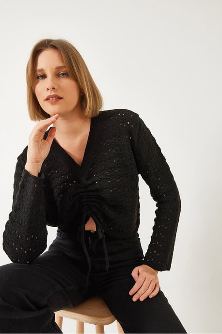 Texturerad spets V-ringad crop-top med volangdetalj - Image 3