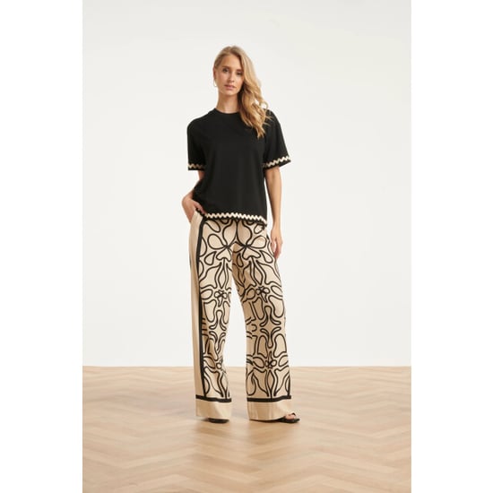 Smashed Lemon Crème wide leg broek met zwart grafisch patroon | - Image 6