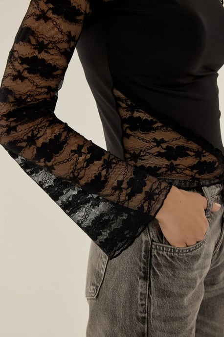 Blus med lång ärm och spetsdetaljer - Image 4