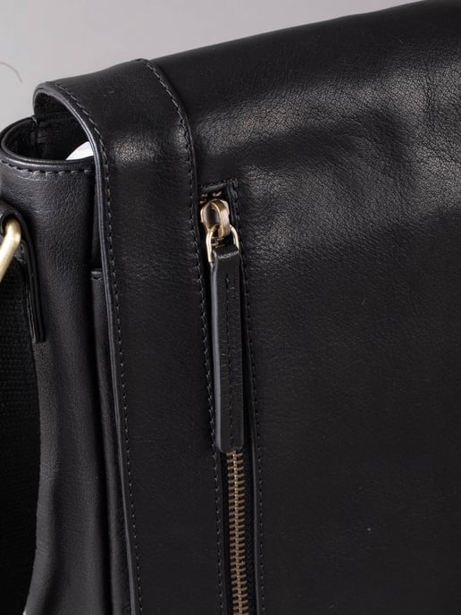 Keswick Medium Leather Messenger Bag in Black - Image 4