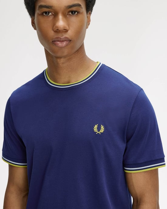 T-Shirt in Purple - Image 4