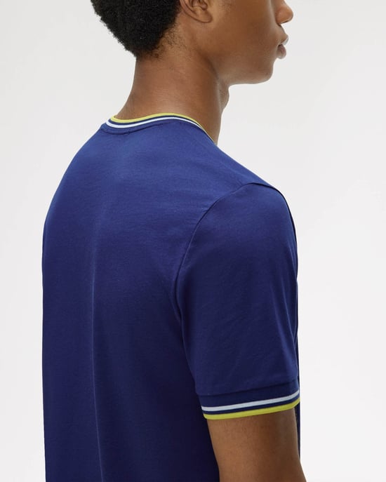 T-Shirt in Purple - Image 5