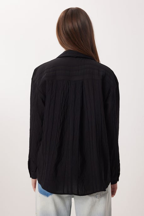 Oversized knapp-up skjorta med texturerad väv - Image 6