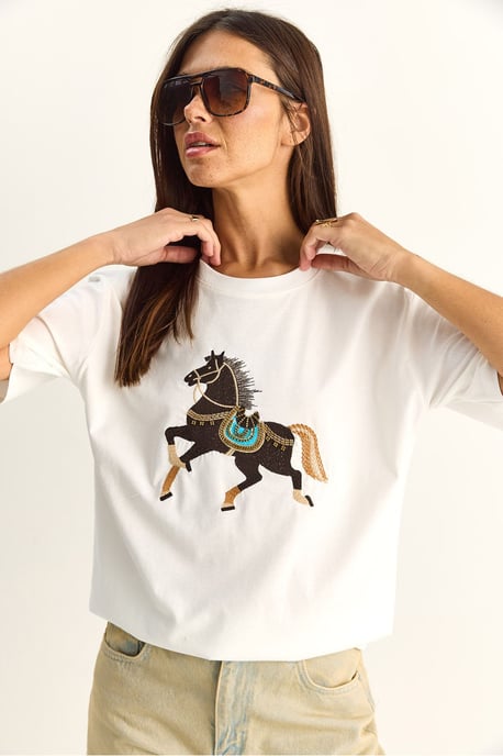 Större broderad paljett t-shirt med rund hals kunder - Image 4