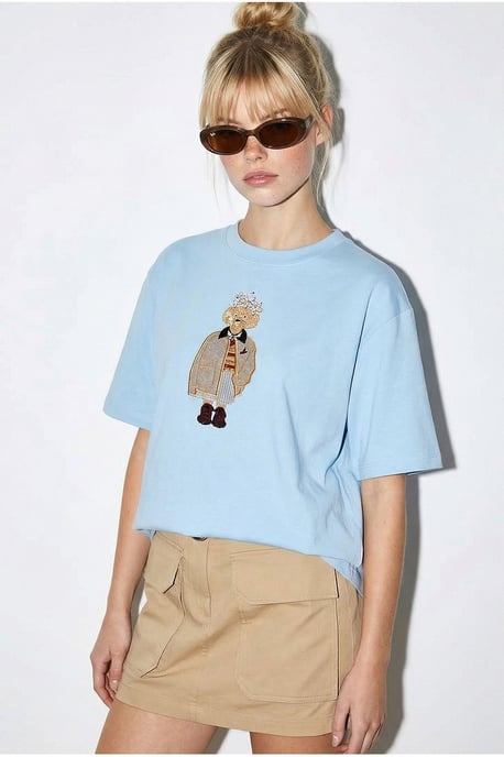 Broderad rundhalsad t-shirt med avslappnad passform - Image 2