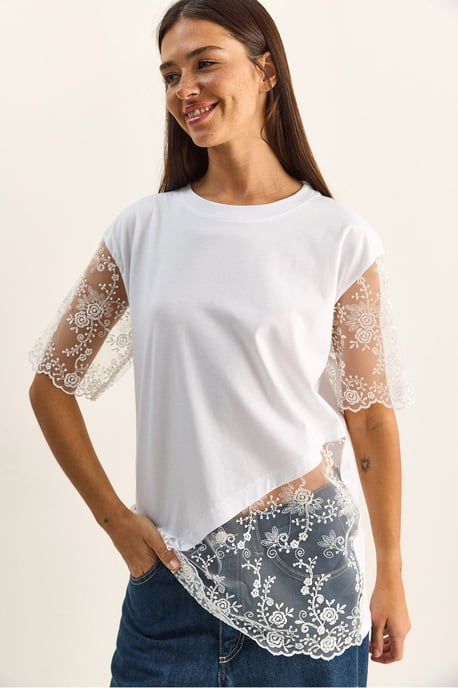 Broderad rundhalsad t-shirt med avslappnad passform - Image 2