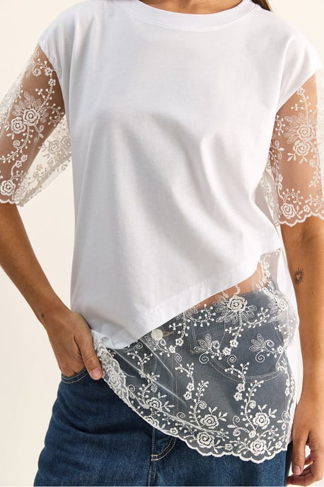 Broderad rundhalsad t-shirt med avslappnad passform - Image 5