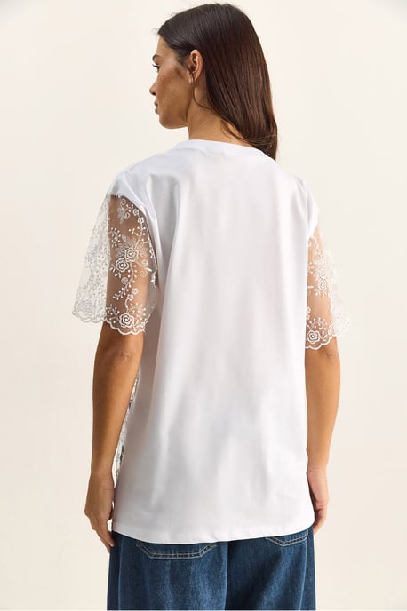 Broderad rundhalsad t-shirt med avslappnad passform - Image 6