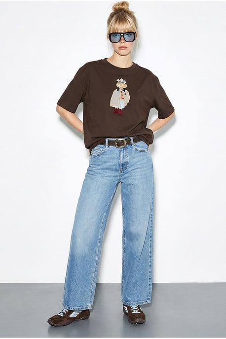 Broderad rundhalsad t-shirt med avslappnad passform - Image 3