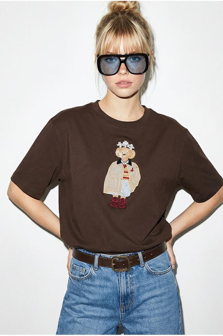 Broderad rundhalsad t-shirt med avslappnad passform - Image 4