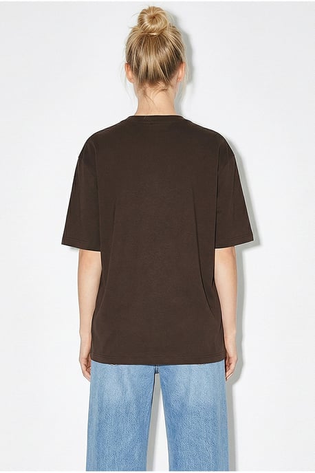 Broderad rundhalsad t-shirt med avslappnad passform - Image 5