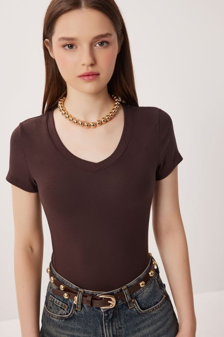 Basic V-ringad Slim Fit T-shirt - Image 1