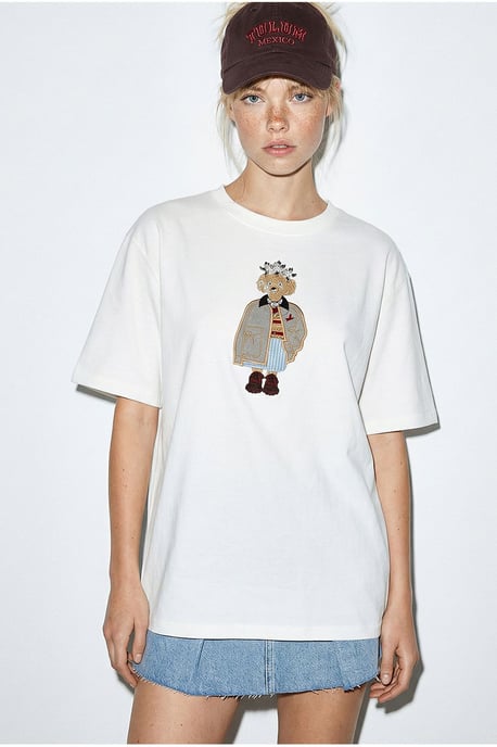 Broderad rundhalsad t-shirt med avslappnad passform - Image 2