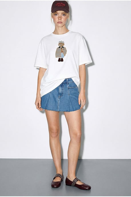 Broderad rundhalsad t-shirt med avslappnad passform - Image 3
