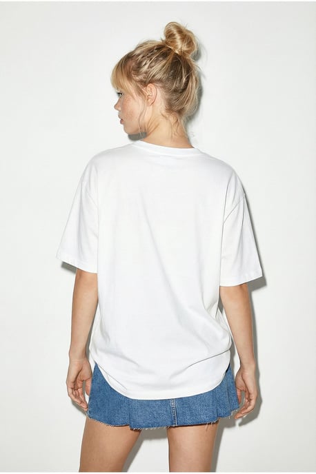 Broderad rundhalsad t-shirt med avslappnad passform - Image 5