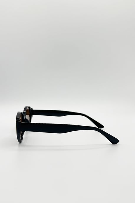 Round Cat Eye Detail Sunglasses In Black - Image 4
