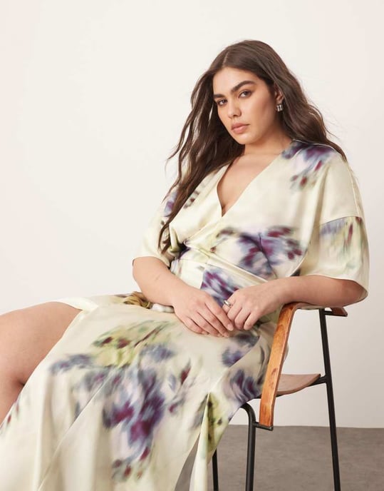 ARRANGE Curve modern 30's maxi satin dress with shoulder pad in blurred floral - Image 2