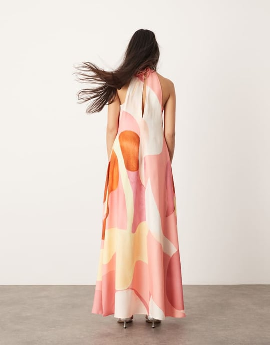 ASOS EDITION ren halterneck trapeze maxiklänning med fickor i abstrakt mönster - Image 2