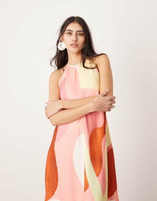 ASOS EDITION ren halterneck trapeze maxiklänning med fickor i abstrakt mönster - Image 4