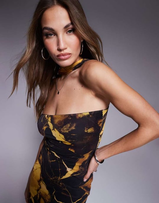 ASOS DESIGN nät bandeau maxiklänning med nackband i gula marmortryck - Image 3