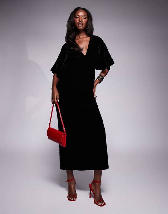 ASOS DESIGN djup V-ringad sammet midaxi klänning med svajiga ärmar i svart - Image 1