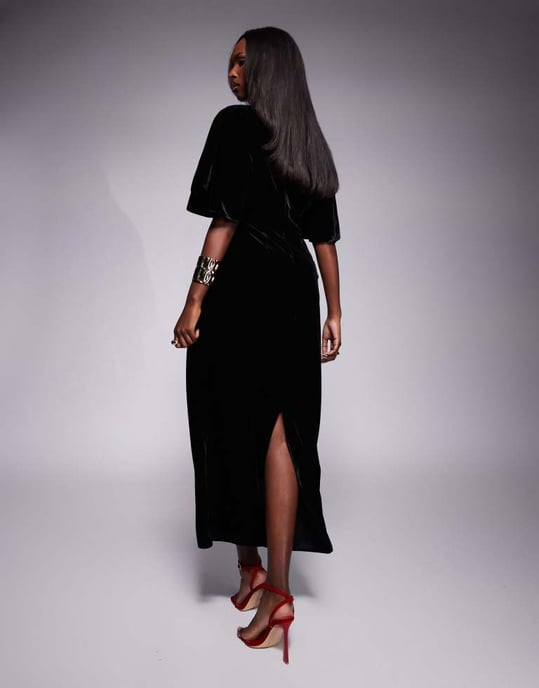 ASOS DESIGN djup V-ringad sammet midaxi klänning med svajiga ärmar i svart - Image 4