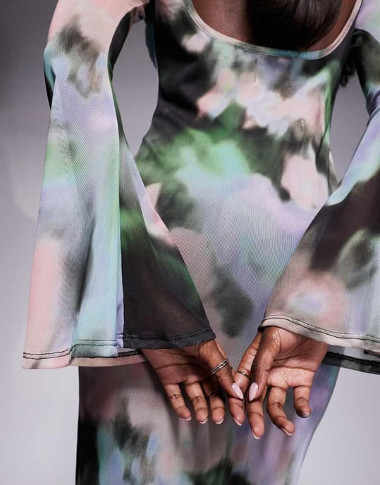 ASOS DESIGN långärmad blommig mesh maxiklänning med ängelärmar i grön abstrakt tryck - Image 2