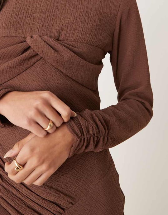 ASOS DESIGN rynkad byst crinklad sned maxi klänning med veck i chokladbrun - Image 2