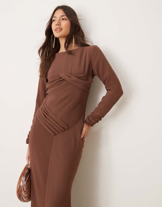 ASOS DESIGN rynkad byst crinklad sned maxi klänning med veck i chokladbrun - Image 3