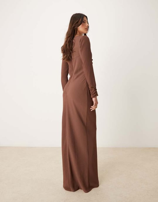 ASOS DESIGN rynkad byst crinklad sned maxi klänning med veck i chokladbrun - Image 4