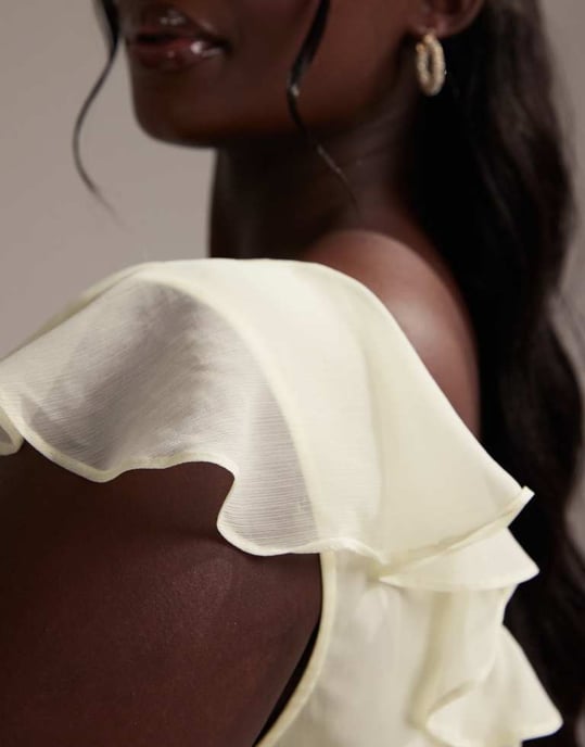 ASOS DESIGN Curve Brudtärna maxiklänning med fladdrande ärm och godetfåll i mjuk gul - Image 4