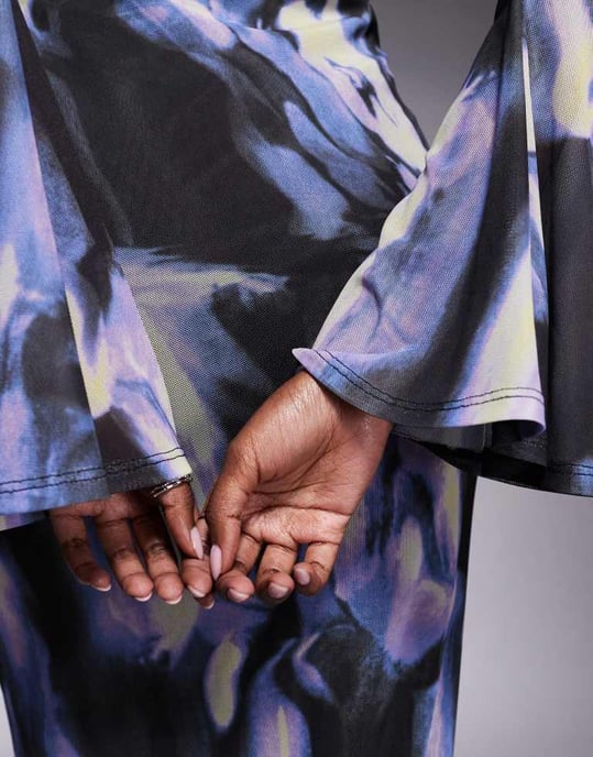 ASOS DESIGN långärmad blommig mesh maxiklänning med änglavingar i blå abstrakt mönster - Image 4
