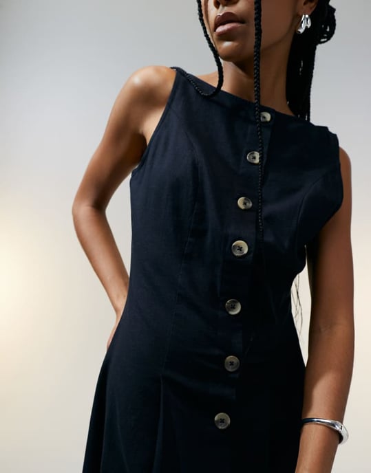 ASOS DESIGN slitsjoxa med knapp nedtill maxiklänning svart - Image 4