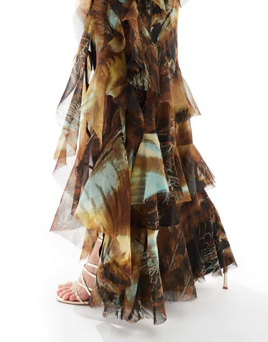 ASOS DESIGN Lång asymmetrisk axelkjol med snedskärning och volangdetaljer i abstrakt mönster - Image 2