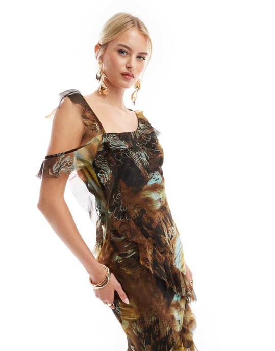 ASOS DESIGN Lång asymmetrisk axelkjol med snedskärning och volangdetaljer i abstrakt mönster - Image 3