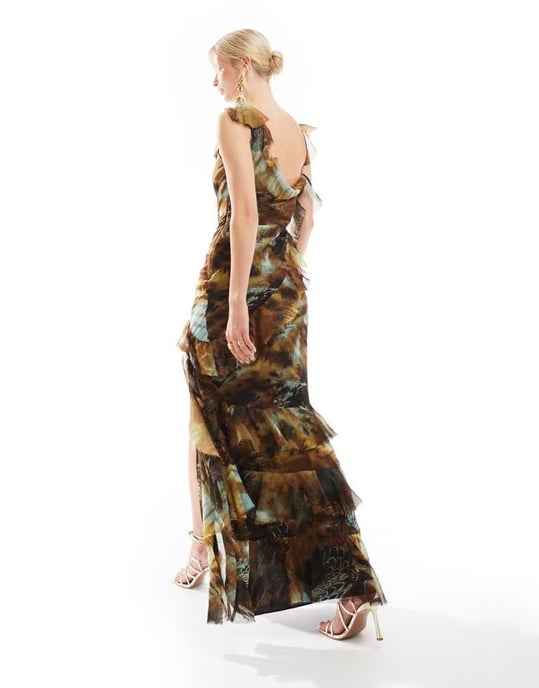 ASOS DESIGN Lång asymmetrisk axelkjol med snedskärning och volangdetaljer i abstrakt mönster - Image 4