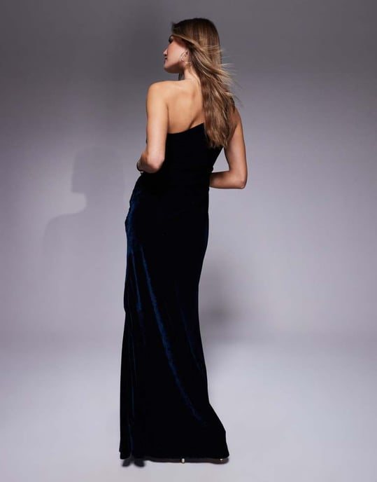 ASOS DESIGN en axel draperad sammet maxi-klänning med hög slits i blått - Image 2