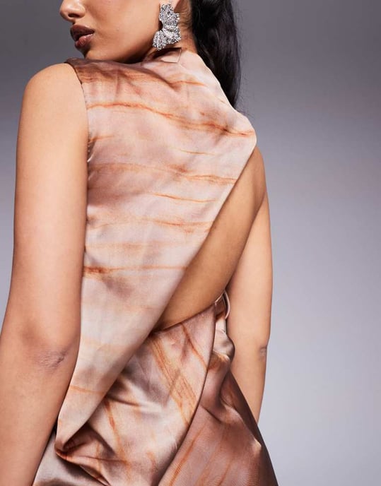 ASOS DESIGN höghalsad drapérad maxiklänning i abstrakt mönster - Image 4