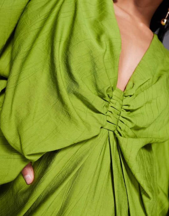 ASOS DESIGN Petite djup urringad elastisk maxiklänning med blusärmar i limegrön - Image 3