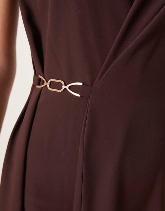 ASOS DESIGN draperad midiklänning med tvinnade remmar och guldkant i chokladbrun - Image 3