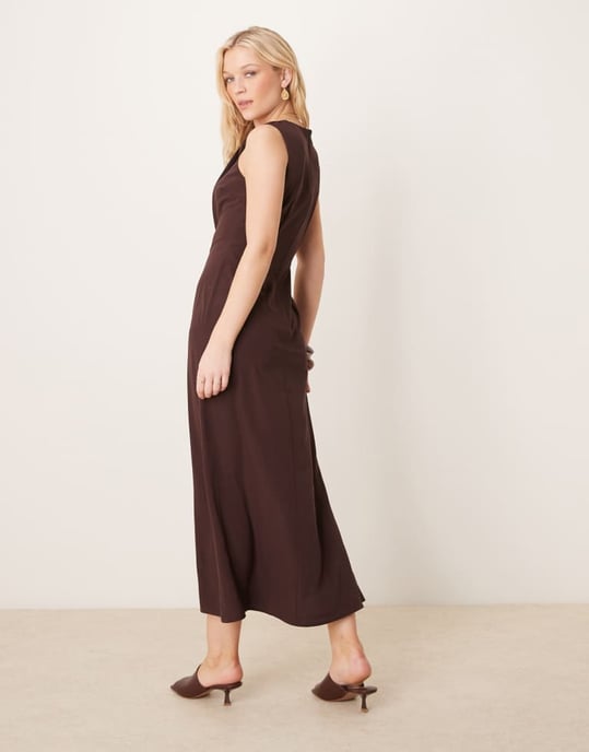 ASOS DESIGN draperad midiklänning med tvinnade remmar och guldkant i chokladbrun - Image 4