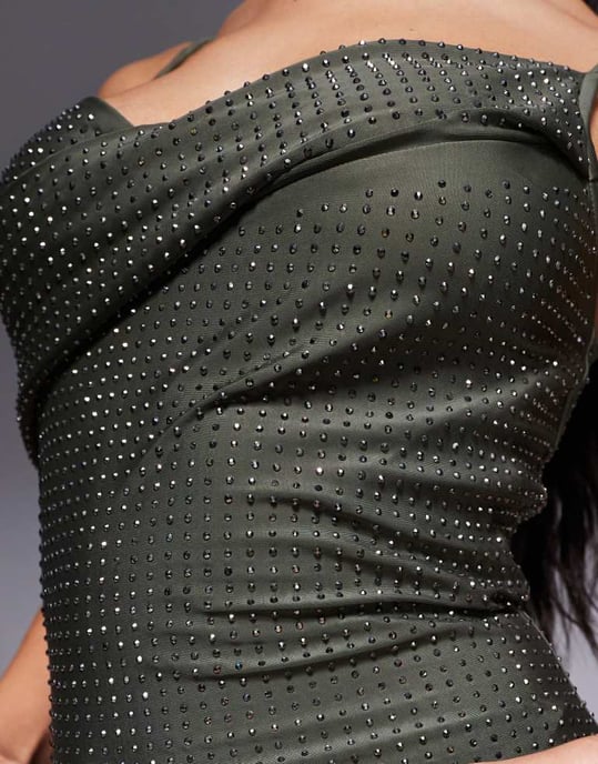 ASOS DESIGN skulpterande jersey midi klänning med nitar och vikbar axel i grått - Image 2