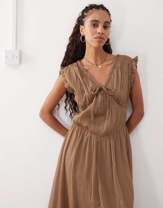 Reclaimed Vintage midi dress with ruched detail and hook and eye - Image 4