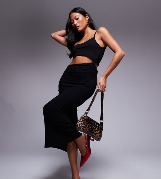 ASOS DESIGN Petite vågformad one shoulder midi-klänning med böjd utskärning i svart - Image 1
